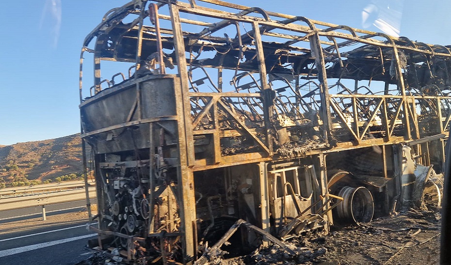 Imagen del artículo El incendio de un autobús provoca el corte de la A-7 en Málaga